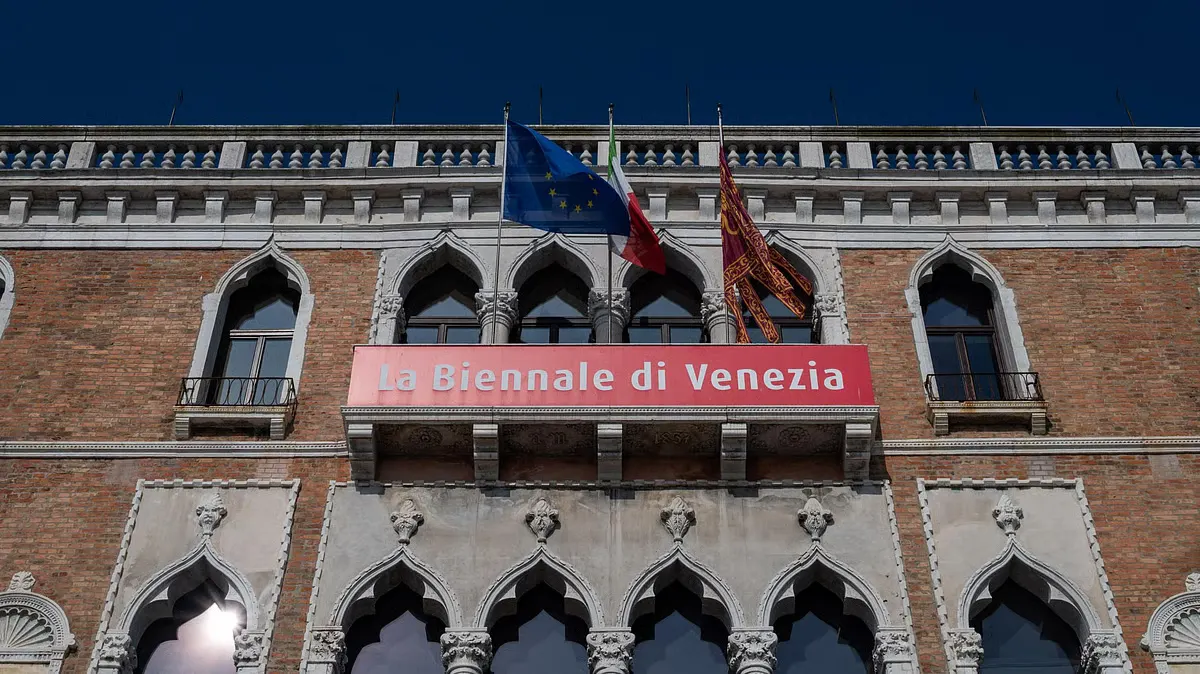 Еврокомиссия разорвала соглашение о европейском гранте на 2 млн евро для Венецианской биеннале, политически осудив решение об участии в ней официального российского павильона.