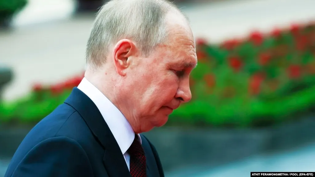 По данным последних опросов ВЦИОМ и ФОМ, уровни одобрения и доверия к президенту России остаются одними из самых низких за последние четыре года, несмотря на небольшой рост рейтинга «Единой России».