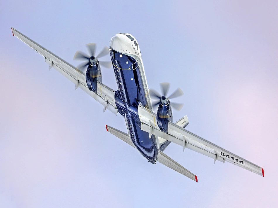 Турбовинтовой Ил‑114‑300, призванный заменить устаревшие Ан‑24 и Як‑40 и обеспечить региональные перевозки в Сибири и на Дальнем Востоке, находится на завершающей стадии сертификации. Запуск программы неоднократно переносился из‑за проблем с двигателями и испытаниями, а регионы тем временем вынуждены искать временные решения, включая закупку самолетов в Китае.