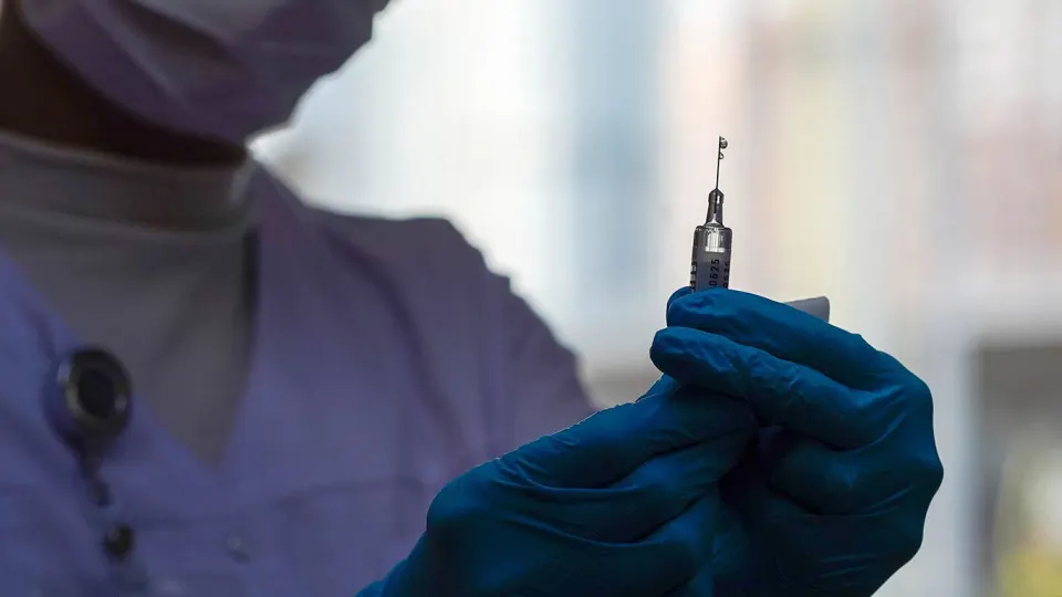 Российские ученые разрабатывают генотерапевтический препарат, который должен блокировать рецептор, запускающий процессы старения клеток. Проект входит в крупную госпрограмму по продлению активного долголетия и использует передовые генетические технологии.