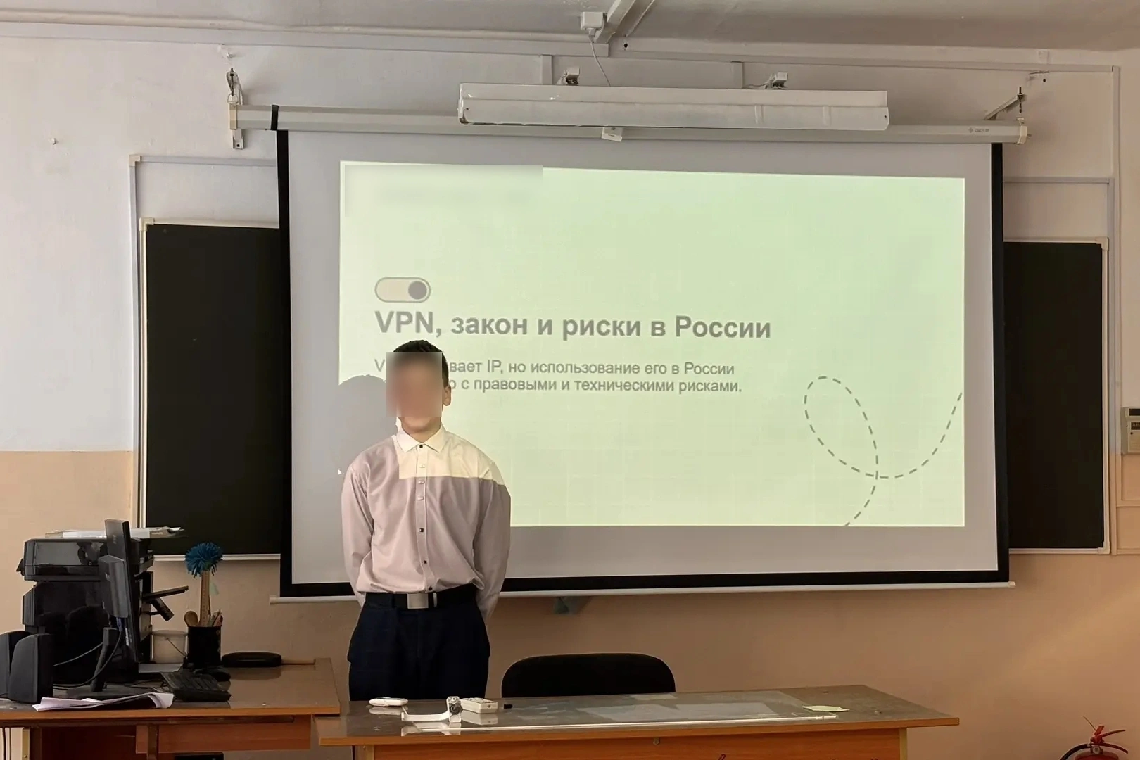 В учебных заведениях разных регионов России начали систематически проводить уроки по цифровой безопасности, на которых школьникам и их родителям рассказывают о рисках использования VPN, утечке персональных данных и юридических последствиях онлайн-активности.