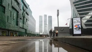 Большинство работодателей в России отказались от активного найма до конца года из-за охлаждения спроса в экономике. Дефицит кадров снижается, растет доля частичной занятости, а планы по повышению зарплат остаются у меньшей части компаний.