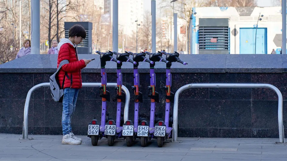 Столичный профильный вуз предложил привязать аренду и использование электросамокатов к государственному мессенджеру Max, чтобы отслеживать поездки и нарушения ПДД, а также продвигать сервис как «обязательный» инструмент для горожан.