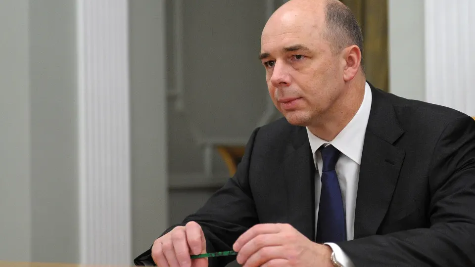 Глава Минфина заявил, что нейросети помогают оптимизировать распределение средств и выявлять неплательщиков, однако окончательное решение при формировании бюджета принимают специалисты. При этом совокупный дефицит бюджетов России в 2025 году вырос до рекордных 8,291 трлн рублей.