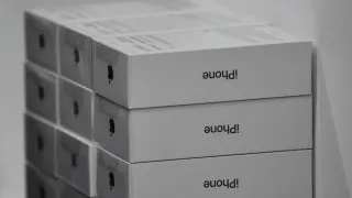 У российских продавцов накопились избыточные запасы флагманских смартфонов Apple и Samsung. На фоне падения спроса и экономии покупателей ритейлеры заметно снижают цены и готовятся смещать акцент в сторону более дешёвых китайских моделей.