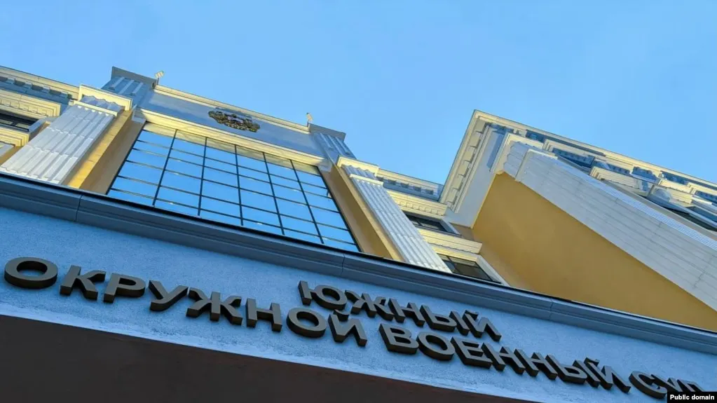 Южный окружной военный суд назначил трём молодым людям из Ростова-на-Дону сроки от восьми до десяти лет лишения свободы по делу о подготовке поджога местных военкоматов. Суд квалифицировал их действия как тяжкое преступление, несмотря на то что поджог не был доведён до конца.