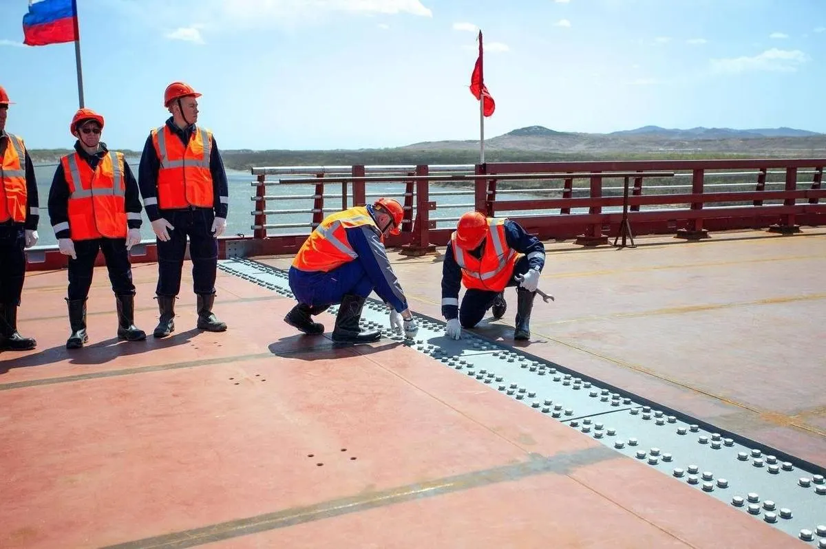 На границе России и КНДР к июню 2026 года планируют запустить новый мостовой переход через реку Туманную и реконструированный автомобильный пункт пропуска «Хасан». Власти ожидают роста торговли и развития приграничных территорий.