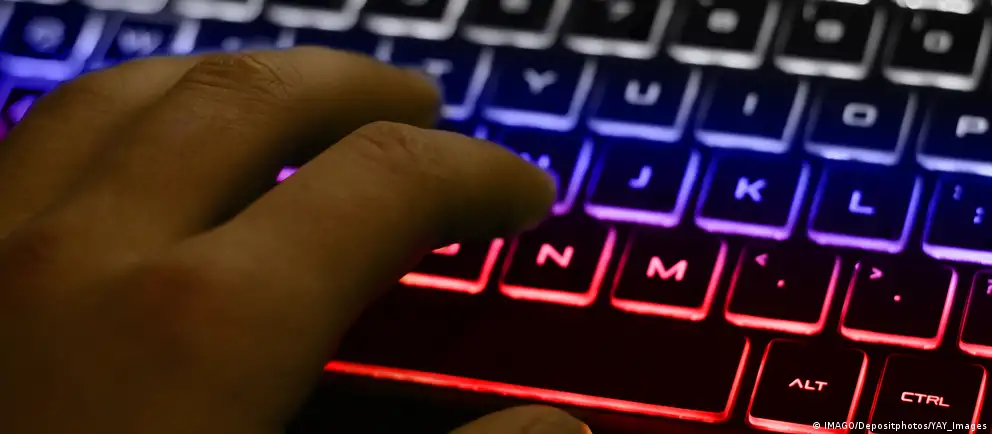 Минцифры разрабатывает инициативу о взимании платы за зарубежный трафик, к которой планируется приравнять использование VPN; сборы сначала могут затронуть мобильные сети, решение по фиксированному интернету ещё не принято.