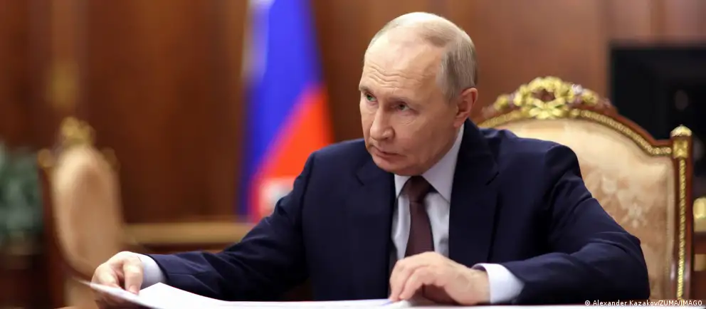 Новый закон освобождает российских чиновников от контроля за сделками, совершёнными ими и членами их семей до поступления на госдолжность и регистрации брака, а также меняет порядок раскрытия семейных доходов.