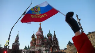 Просроченная задолженность российских компаний перед поставщиками и контрагентами выросла до 8,2 трлн рублей — почти 4% ВВП. Экономисты связывают всплеск неплатежей с ростом налоговой нагрузки и сокращением бюджетных расходов, особенно в обрабатывающей промышленности и торговле.