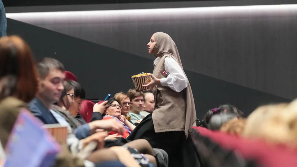 Ассоциация владельцев кинотеатров и российские кинопрокатчики предлагают на период майских праздников показывать только картины с официальными правами и сосредоточиться на поддержке отечественного кино.