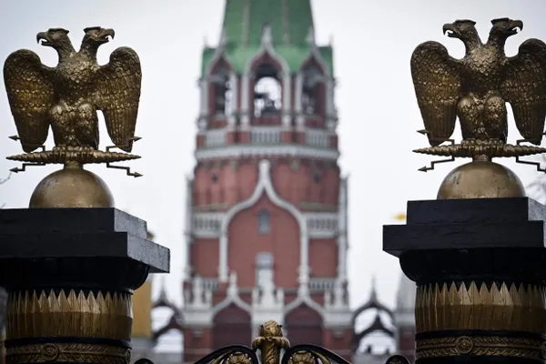 В ряде фильмов на российских стримингах появились уведомления о том, что из картин сокращены сцены — площадки утверждают, что маркировку ставят правообладатели. Практика связана с новыми законами о «дискредитации» традиционных ценностей.
