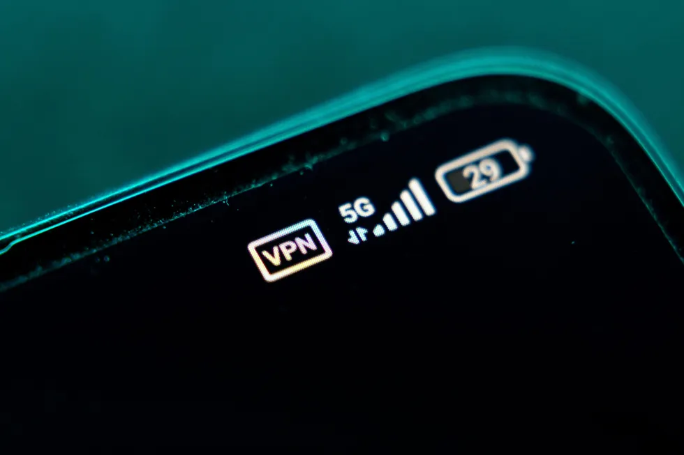 Крупное объединение российских разработчиков программного обеспечения обратилось к руководству страны с предложением смягчить блокировки и создать совместный с ИТ-сообществом орган по выработке новой политики ограничения доступа в интернете.