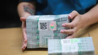 За неделю россияне сняли со счетов 240 млрд рублей, увеличив объем наличных в обращении до 19,85 трлн. Эксперты связывают всплеск спроса на наличные со сбоями мобильного интернета, ужесточением банковского контроля и планами расширить налоговый мониторинг переводов на карты.