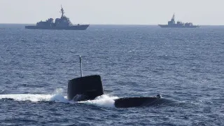 Правительство Японии кардинально ослабило послевоенные ограничения на экспорт летального оружия, открыв дорогу поставкам ракет, военных кораблей, подлодок и самолетов за рубеж. При строгом госконтроле Токио намерен расширять оборонное сотрудничество с партнерами в Азии, Европе и других регионах, допуская исключительные поставки и в зоны конфликтов ради собственной безопасности.