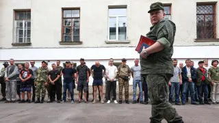 Минобороны подготовило поправки, позволяющие проверять военнослужащих на употребление алкоголя прямо в части с помощью экспресс-тестов, без обязательной отправки в медучреждение. Инициативу объясняют трудностями доставки военных на освидетельствование в условиях боевых действий.