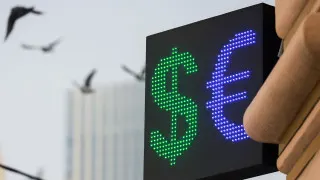 Курс доллара опустился ниже 75 рублей и обновил минимум с февраля 2023 года, тогда как укрепление рубля подпитывают высокие цены на нефть и приостановка бюджетного правила.