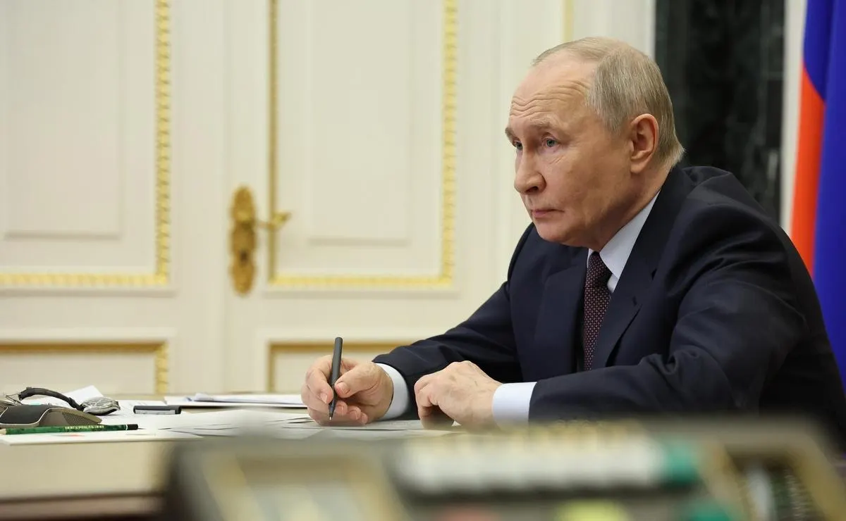 Президент заявил, что при решениях об отключении интернета приоритетом будет безопасность граждан, а сообщать об ограничениях, по его мнению, допустимо уже после завершения спецоперативных мероприятий.