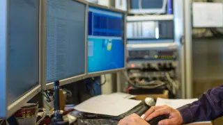 Минцифры подготовило поправки в КоАП: ведомства и госкомпании, не перешедшие на отечественное программное и аппаратное обеспечение к 2030 году, ждут штрафы до 700 тыс. рублей. Эксперты считают предлагаемые санкции недостаточно стимулирующими без введения оборотных штрафов.