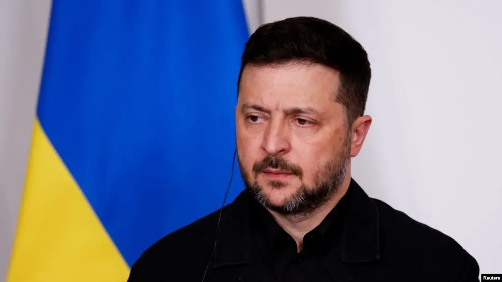 Президент Украины заявил, что предложение о прекращении огня на период празднования Дня Победы может быть тактическим шагом, чтобы обеспечить спокойный проход парада, после чего обстрелы могут возобновиться.
