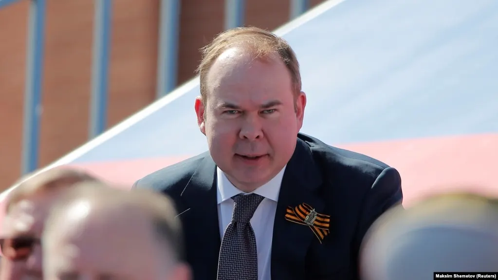 Матери главы администрации президента России Антона Вайно и первого вице-премьера Дениса Мантурова получили миллиарды рублей дохода, предоставляя крупные займы оборонной группе «Сфера» и получая проценты, а также права требования по чужим долгам.