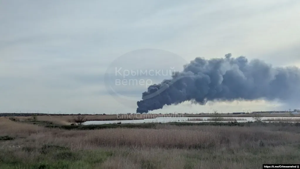 В ночь на четверг беспилотники атаковали промышленные и энергетические объекты в Самарской и Нижегородской областях, сообщается о погибшем, раненых и возгорании на нефтеперекачивающей станции, удары также пришлись по Крыму и Туапсе.