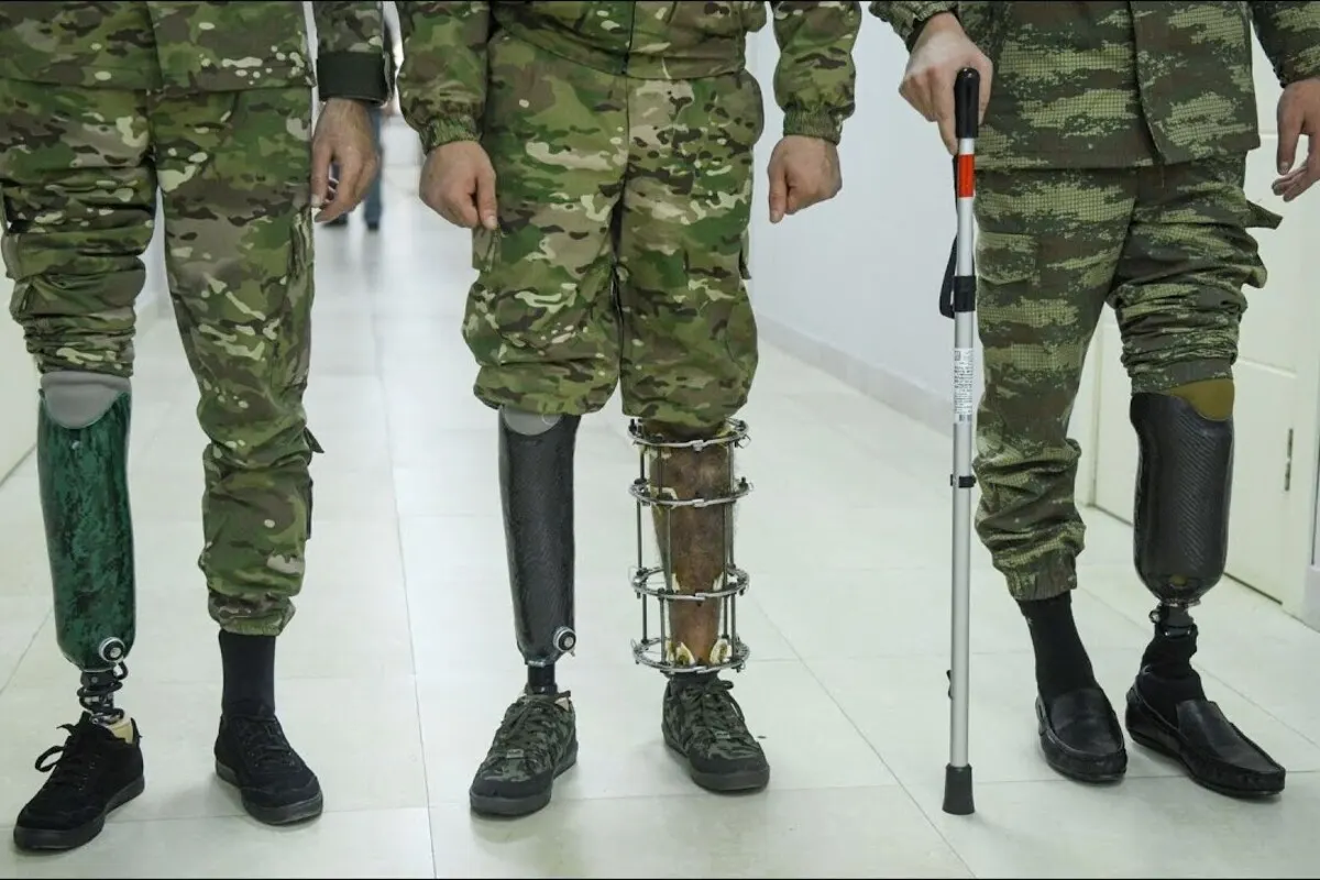 Минтруд подготовил проект постановления, по которому квоты на трудоустройство инвалидов, включая ветеранов СВО с инвалидностью, должны будут выполняться не только на уровне филиалов и представительств, но и в каждом магазине, офисе или цехе. Бизнесу при этом не планируют компенсировать расходы на создание специальных рабочих мест и адаптацию инфраструктуры.