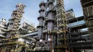 Сызранский нефтеперерабатывающий завод приостановил переработку нефти после атаки беспилотников 18 апреля: аварийно остановлена ключевая установка, ремонт оценён в одну–две недели, тогда как власти ужесточают контроль над работой НПЗ и ценами на топливо.