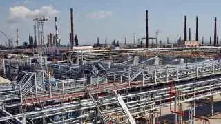 Из-за атак беспилотников приостановлена работа Туапсинского, Новокуйбышевского, Саратовского и Киришского НПЗ, а также НПЗ «Нижегороднефтеоргсинтез», что затронуло переработку и отгрузку нефтепродуктов.