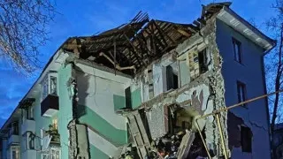 В Сызрани один из беспилотников при массированной атаке попал в жилую многоэтажку и частично обрушил подъезд; из-под завалов спасены 11 человек, в том числе двое детей, еще один дрон повредил другое жилье, а в нескольких регионах вводились ограничения на работу аэропортов.