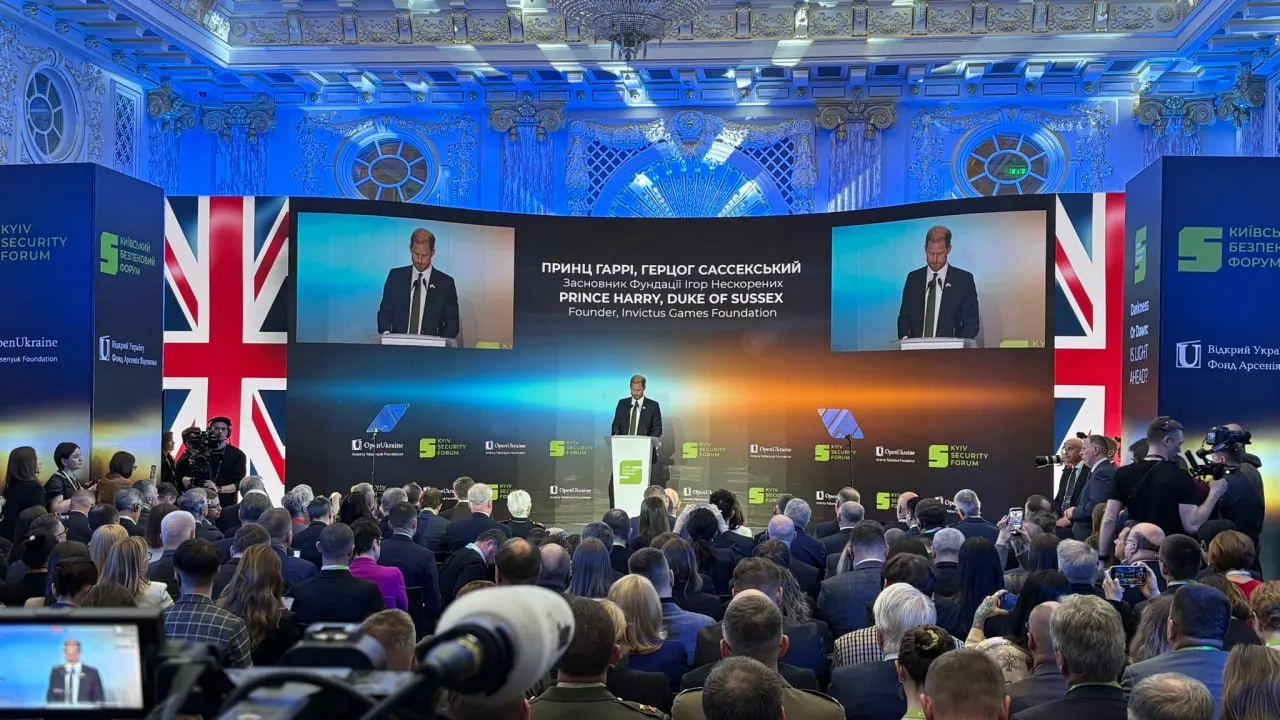 Принц Гарри, прибывший в Украину как частное лицо, на форуме в Киеве обратился к Владимиру Путину с призывом прекратить войну и напомнил США об обязательствах по защите украинских границ после отказа страны от ядерного оружия.