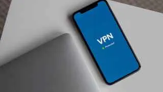 Участники рынка VPN предупреждают, что в ближайшие дни в России могут запретить оплату зарубежных VPN‑сервисов с отечественных банковских карт, а зачистка серверов станет ключевым инструментом давления на такие сервисы.