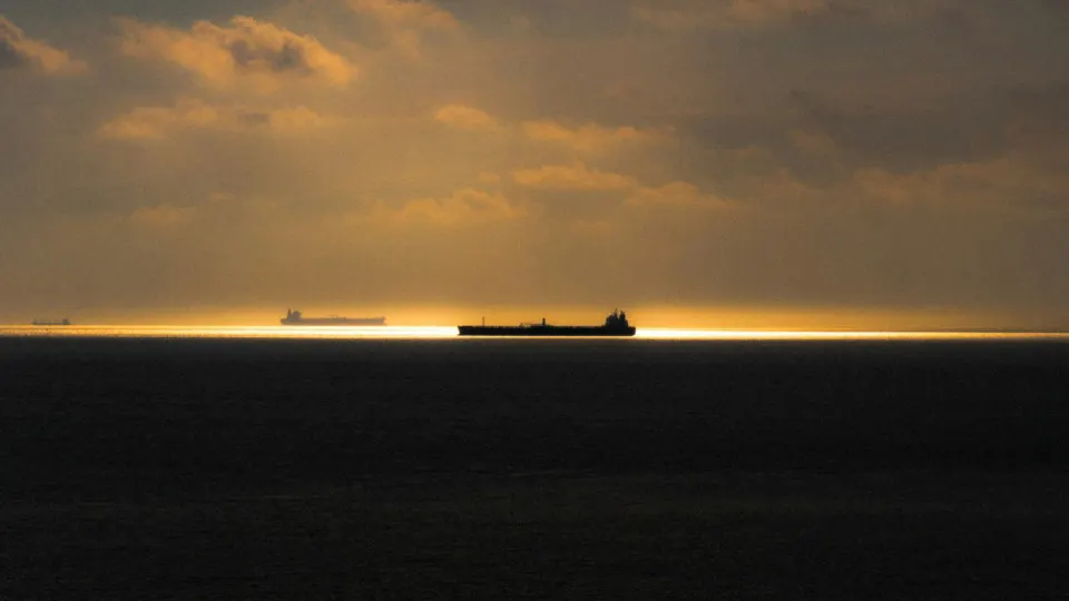 После серии досмотров в шведских водах подсанкционные танкеры с российской нефтью начали обходить Швецию, выбирая более длинные и дорогие маршруты через Балтийское море и вокруг Британских островов.