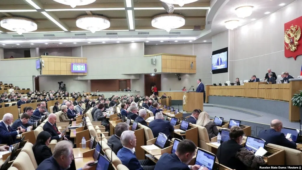 Законопроект предлагает привлекать к административной ответственности и применять арест имущества в отношении уехавших из России граждан за публичные высказывания и другие правонарушения, направленные против интересов страны; ко второму чтению уточнён перечень статей.