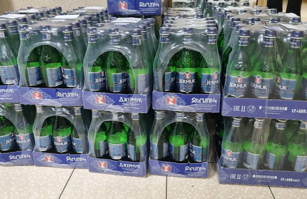 В России приостановили реализацию армянской воды «Джермук»: продукция не соответствует требованиям, запрет касается миллионов бутылок разных видов.