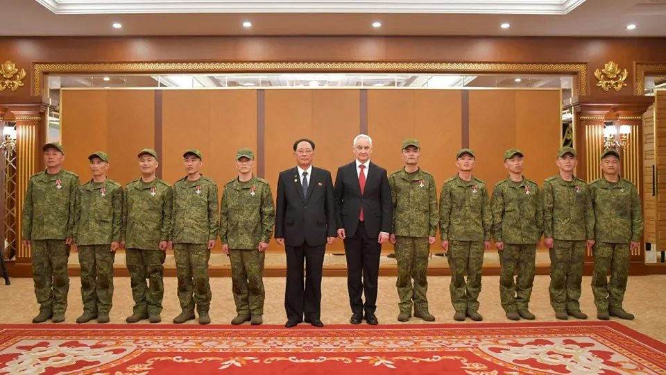 На фотографиях из недавно открытого в Пхеньяне военного музея видно, как российский лидер вручает государственные награды северокорейским военным, которых связывают с боями в Курской области. Официальных сообщений о церемонии в России не было.