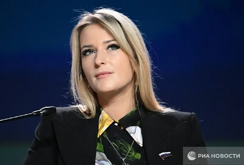 37-летняя Яна Лантратова, ранее работавшая в «Молодой Гвардии» и входившая в Совет по правам человека, вызывает критику из‑за своей жесткой позиции в отношении оппозиции и высказываний о детской литературе.