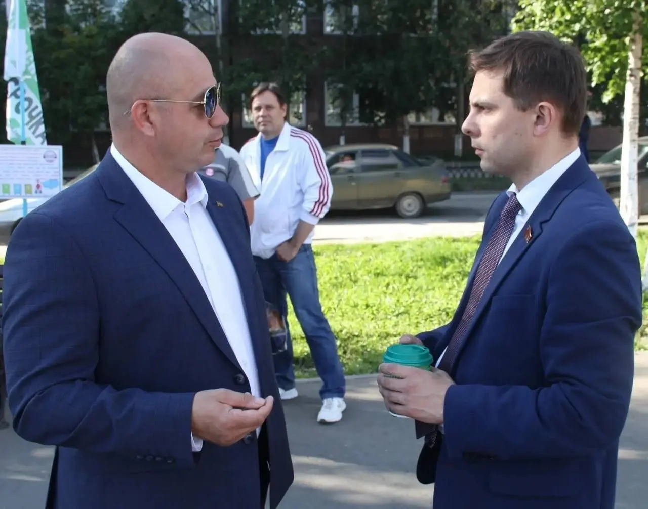 В ряде публикаций убитого подозреваемого назвали связанным с депутатом от КПРФ; сам депутат отрицает связь. Это уже вторая за год попытка дискредитации.