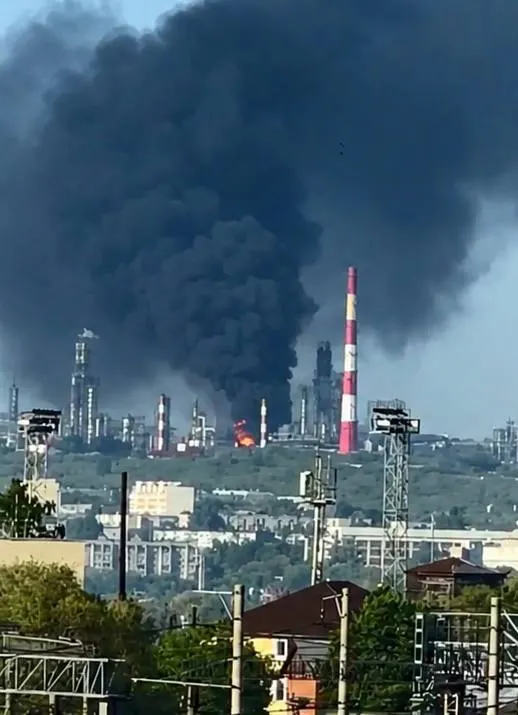 Ночные удары беспилотников привели к гибели двух человек в Сызрани и ранению трёх в Белгородской области. В Сызрани сообщают о возгорании на нефтеперерабатывающем заводе; Минобороны говорит о перехвате более сотни дронов.