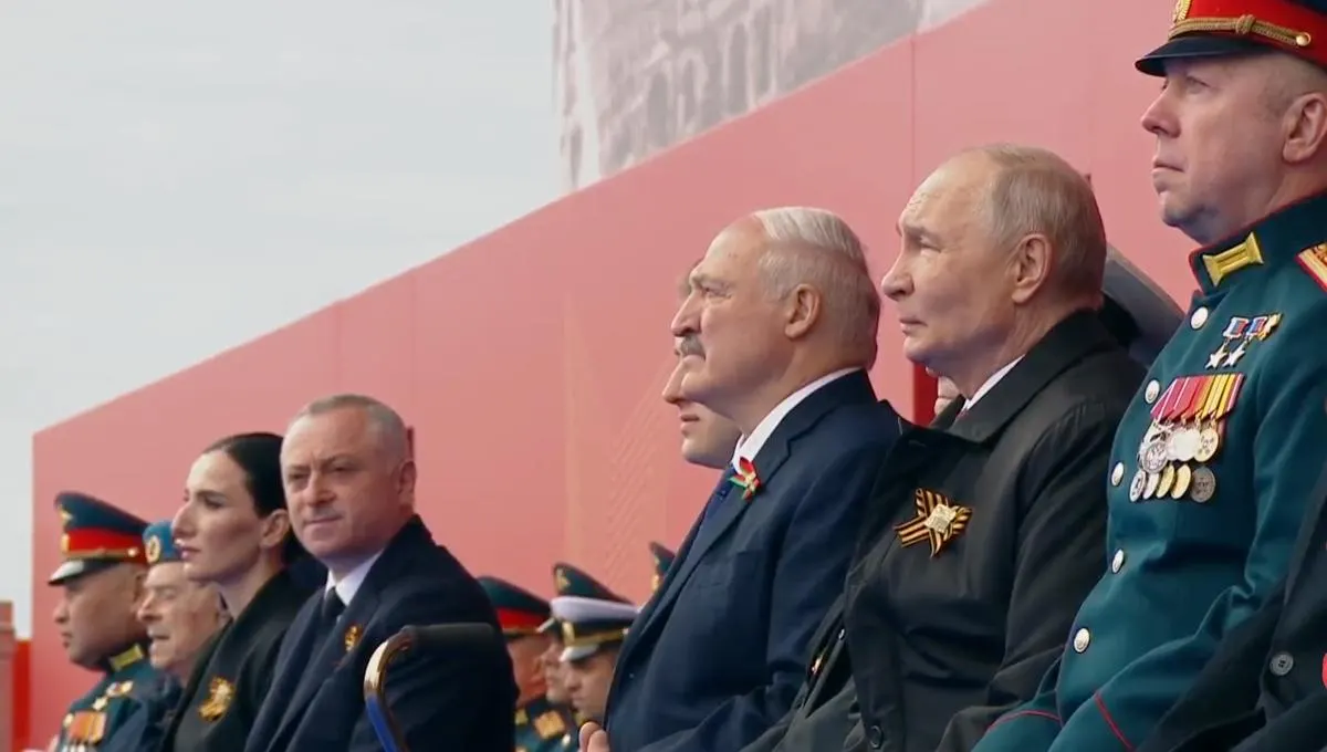 Во время парада президент назвал День Победы «священным праздником», подчеркнул вклад советского народа и соотнес подвиг победителей с подвигом участников «специальной военной операции». На трибуне рядом с ним впервые разместили участника «СВО» наравне с ветераном.