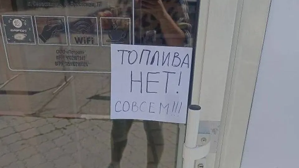 С 31 мая в Крыму вводятся талоны на бензин марки АИ‑95 и ограничение розничной продажи АИ‑92 до 20 литров на одно транспортное средство. Ограничения связаны с ударами по нефтеперерабатывающим объектам и проблемами логистики, которые затронули поставки топлива по стране.