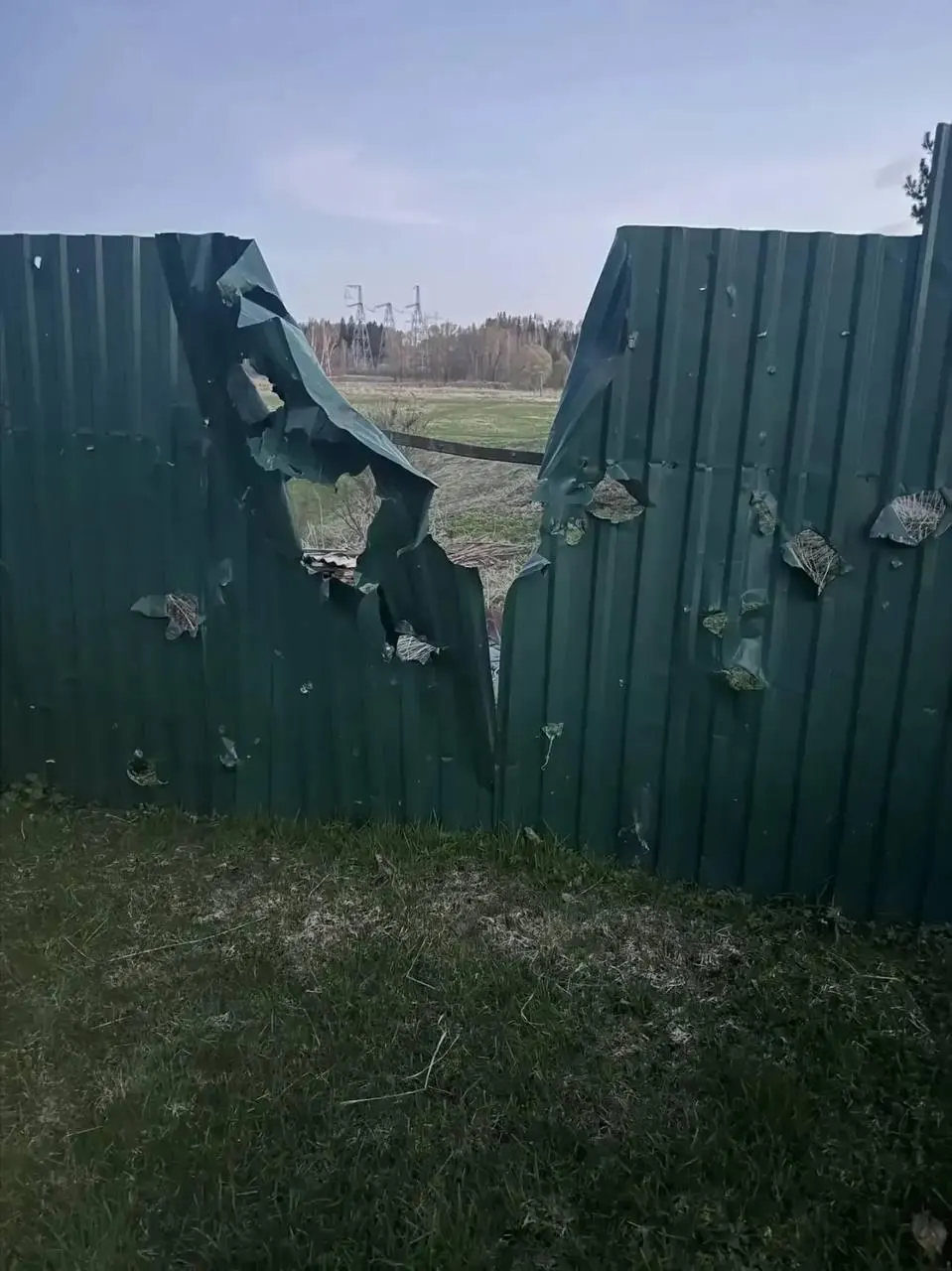 В Волоколамском округе погиб 77-летний мужчина после атаки беспилотника. В Московской и Ленинградской областях заявляют о десятках и сотнях сбитых дронов, в Приморске возник пожар в морском порту, в Санкт-Петербурге зафиксированы сбои мобильного интернета и ограничения в аэропорту Пулково.