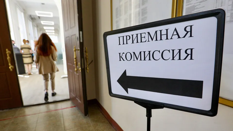 Депутаты подготовили поправки к закону «Об образовании», которые ограничат возможность поступления в магистратуру на специальности, не совпадающие с профилем бакалавриата. Инициаторы и эксперты обсуждают, где нужна строгая привязка, а где допустима смена направления.