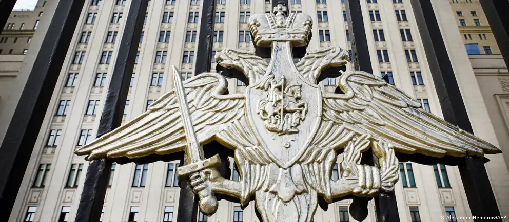 Минобороны объявило одностороннее перемирие с 0:00 8 мая до 10 мая, однако пригрозило «массированным ракетным ударом» по Киеву и рекомендовало гражданам покинуть город при попытках сорвать прекращение огня.