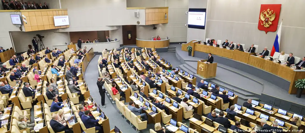 Документ вводит в КоАП 58 новых составов административных правонарушений, за которые иностранцев и лиц без гражданства могут выдворить из России — в том числе за «дискредитацию» армии и злоупотребление свободой СМИ.