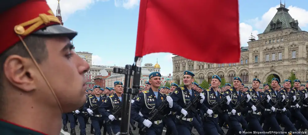 Власти решили исключить военную технику из московского парада и отменить или сократить мероприятия в ряде регионов — причины связаны с безопасностью, распределением ресурсов и политическими соображениями.