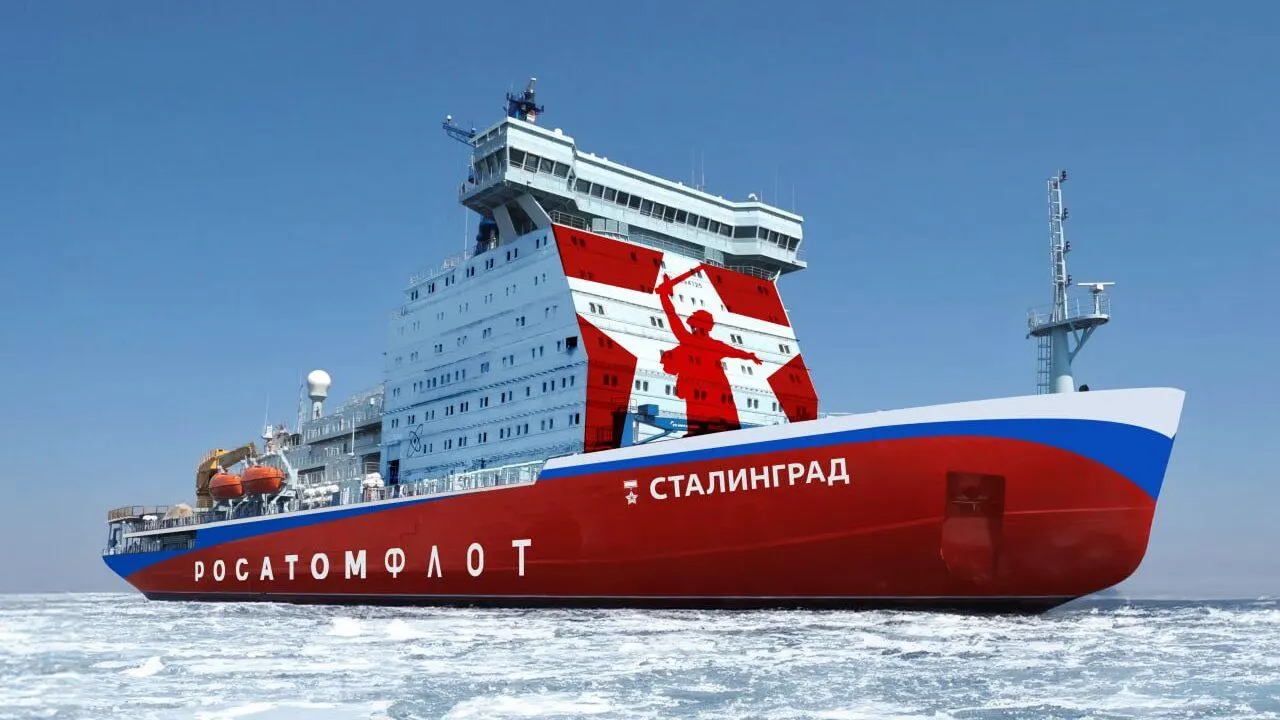 Власти обсуждают введение дополнительных платежей — портового сбора или платы за тонну на Северном морском пути — чтобы дофинансировать строительство двух атомных ледоколов и вспомогательного судна. Возможные поступления оценивают в сотни миллиардов рублей, транспортные компании против.