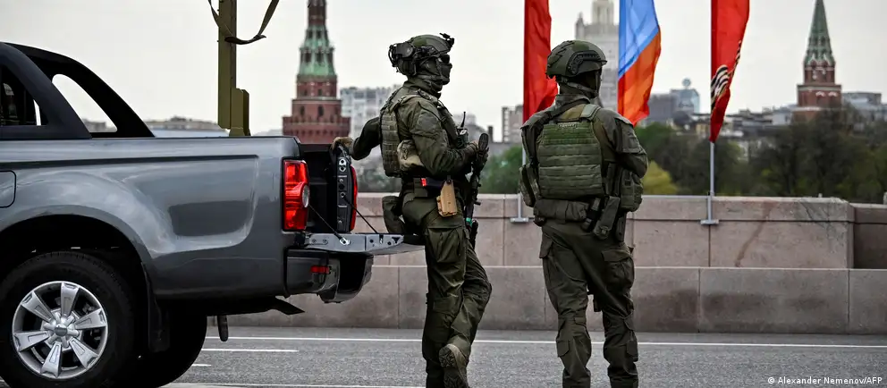 Российские власти отменили аккредитации для иностранных корреспондентов на парад Победы в Москве и изменили формат мероприятий — часть парадов и салютов в регионах также отменили из соображений безопасности.
