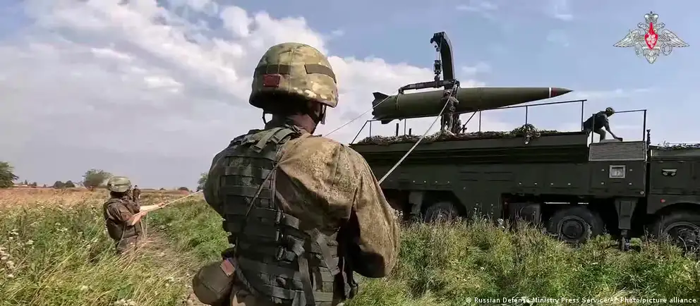 Минобороны опубликовало кадры учений, на которых военные доставляют и снаряжают ракетные комплексы на белорусской территории в рамках совместных ядерных манёвров.