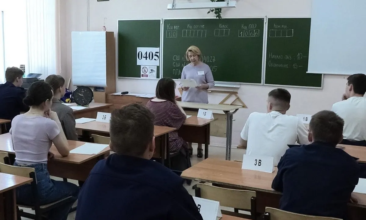 В новых методических рекомендациях ведомства указано, что организаторы и охрана не имеют права прикасаться к сдающим экзамены и их вещам; при срабатывании металлоискателя участника просят добровольно показать или сдать предмет.